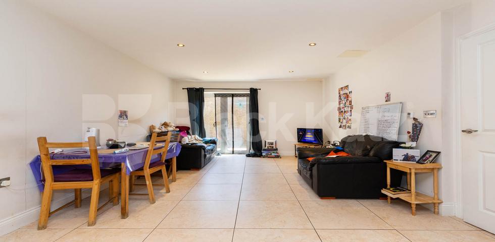 			3 Bedroom, 2 bath, 1 reception Apartment			 Huguenot Drive, Palmers Green